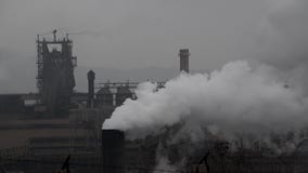Βαριά αιθαλομίχλη από τη βιομηχανία Βαριά βιομηχανική και ατμοσφαιρική ρύπανση κυκλοφορίας στην πόλη Φυσώντας ρύπανση καπνοδόχων Βαριά αιθαλομίχλη από τη βιομηχανία Βαριά βιομηχανική και ατμοσφαιρική ρύπανση κυκλοφορίας στην πόλη Φυσώντας ρύπανση καπνοδόχων