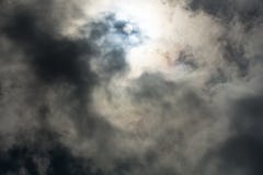 Βαριοί υπερυψωμένοι σκοτεινοί θυελλώδεις σχηματισμοί σύννεφων στοκ φωτογραφία με δικαίωμα ελεύθερης χρήσης Βαριοί υπερυψωμένοι σκοτεινοί θυελλώδεις σχηματισμοί σύννεφων στοκ φωτογραφία με δικαίωμα ελεύθερης χρήσης