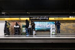 Βαρκελώνη, Ισπανία - 4 Δεκεμβρίου 2018: οι αφρικανικοί νέοι, κάλεσαν τα manteros, στο μετρό Barceloneta μετά από μια ημέρα που λε στοκ εικόνες με δικαίωμα ελεύθερης χρήσης Βαρκελώνη, Ισπανία - 4 Δεκεμβρίου 2018: οι αφρικανικοί νέοι, κάλεσαν τα manteros, στο μετρό Barceloneta μετά από μια ημέρα που λε στοκ εικόνες με δικαίωμα ελεύθερης χρήσης
