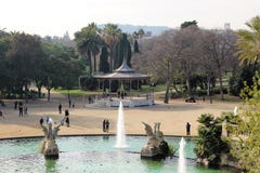 Βαρκελώνη, Ισπανία, τον Ιανουάριο του 2017 Όμορφη άποψη του πάρκου πόλεων με μια πηγή και έναν εύθυμος-πηγαίνω-κύκλο στοκ φωτογραφία με δικαίωμα ελεύθερης χρήσης Βαρκελώνη, Ισπανία, τον Ιανουάριο του 2017 Όμορφη άποψη του πάρκου πόλεων με μια πηγή και έναν εύθυμος-πηγαίνω-κύκλο στοκ φωτογραφία με δικαίωμα ελεύθερης χρήσης