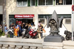 Βαρκελώνη, Καταλωνία, Ισπανία, στις 27 Οκτωβρίου 2017: οι άνθρωποι γιορτάζουν την ψηφοφορία για να δηλώσουν την ανεξαρτησία Catal στοκ φωτογραφία Βαρκελώνη, Καταλωνία, Ισπανία, στις 27 Οκτωβρίου 2017: οι άνθρωποι γιορτάζουν την ψηφοφορία για να δηλώσουν την ανεξαρτησία Catal στοκ φωτογραφία