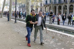 Βαρκελώνη, Καταλωνία, Ισπανία, στις 27 Οκτωβρίου 2017: οι άνθρωποι γιορτάζουν την ψηφοφορία για να δηλώσουν την ανεξαρτησία Catal στοκ φωτογραφία με δικαίωμα ελεύθερης χρήσης Βαρκελώνη, Καταλωνία, Ισπανία, στις 27 Οκτωβρίου 2017: οι άνθρωποι γιορτάζουν την ψηφοφορία για να δηλώσουν την ανεξαρτησία Catal στοκ φωτογραφία με δικαίωμα ελεύθερης χρήσης