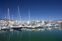 βαρκών ψηλά γιοτ της Ισπανίας λιμένων duquesa δεμένα πολυτέλεια Στοκ εικόνα με δικαίωμα ελεύθερης χρήσης βαρκών ψηλά γιοτ της Ισπανίας λιμένων duquesa δεμένα πολυτέλεια Στοκ εικόνα με δικαίωμα ελεύθερης χρήσης