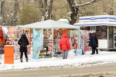 ΒΑΡΝΑ, ΒΟΥΛΓΑΡΙΑ, ΤΗΝ 1Η ΜΑΡΤΊΟΥ 2018: άγνωστο πρόσωπο που αγοράζει το παραδοσιακό martinitsa για την πρώτη ημέρα του mart που επ στοκ φωτογραφία με δικαίωμα ελεύθερης χρήσης ΒΑΡΝΑ, ΒΟΥΛΓΑΡΙΑ, ΤΗΝ 1Η ΜΑΡΤΊΟΥ 2018: άγνωστο πρόσωπο που αγοράζει το παραδοσιακό martinitsa για την πρώτη ημέρα του mart που επ στοκ φωτογραφία με δικαίωμα ελεύθερης χρήσης