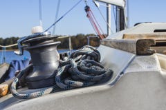 Βαρούλκο και καλώδιο γιοτ σε ένα πλέοντας γιοτ στοκ εικόνα Βαρούλκο και καλώδιο γιοτ σε ένα πλέοντας γιοτ στοκ εικόνα