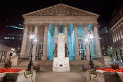 Βασιλική ανταλλαγή του Λονδίνου που χτίζει τη νύχτα μέσα το Λονδίνο στοκ φωτογραφία με δικαίωμα ελεύθερης χρήσης Βασιλική ανταλλαγή του Λονδίνου που χτίζει τη νύχτα μέσα το Λονδίνο στοκ φωτογραφία με δικαίωμα ελεύθερης χρήσης