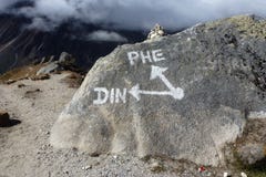 Βασικό σημάδι που χρωματίζεται σε έναν βράχο, κατευθύνσεις για Dingboche και Periche, οδοιπορικό στρατόπεδων βάσεων Everest, Νεπά στοκ εικόνες με δικαίωμα ελεύθερης χρήσης Βασικό σημάδι που χρωματίζεται σε έναν βράχο, κατευθύνσεις για Dingboche και Periche, οδοιπορικό στρατόπεδων βάσεων Everest, Νεπά στοκ εικόνες με δικαίωμα ελεύθερης χρήσης