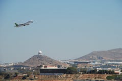 Βγάλσιμο του αεροπλάνου από τον αερολιμένα θερέτρου στην πόλη Ηρακλείου στην Κρήτη στοκ φωτογραφία με δικαίωμα ελεύθερης χρήσης Βγάλσιμο του αεροπλάνου από τον αερολιμένα θερέτρου στην πόλη Ηρακλείου στην Κρήτη στοκ φωτογραφία με δικαίωμα ελεύθερης χρήσης