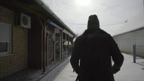βγαίνοντας σιταποθήκη ατόμων που καθαρίζει φτυαρίζοντας το φρέσκο χιόνι στο ναυπηγείο βγαίνοντας σιταποθήκη ατόμων που καθαρίζει φτυαρίζοντας το φρέσκο χιόνι στο ναυπηγείο