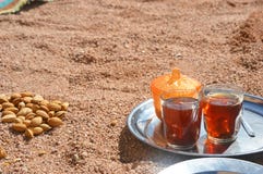 Βεδουίνη υποδοχή ένα φλυτζάνι του τσαγιού με τα αμύγδαλα, Sinai στοκ φωτογραφίες με δικαίωμα ελεύθερης χρήσης Βεδουίνη υποδοχή ένα φλυτζάνι του τσαγιού με τα αμύγδαλα, Sinai στοκ φωτογραφίες με δικαίωμα ελεύθερης χρήσης