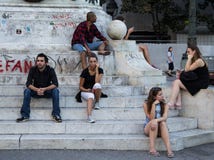 ΒΕΛΙΓΡΑΔΙ, ΣΕΡΒΙΑ - 2 ΑΥΓΟΎΣΤΟΥ 2015: Νέα κορίτσια ανθρώπων, αγόρια και ένας ηληκιωμένος που περιμένει στο τετράγωνο Δημοκρατίας στοκ εικόνα με δικαίωμα ελεύθερης χρήσης ΒΕΛΙΓΡΑΔΙ, ΣΕΡΒΙΑ - 2 ΑΥΓΟΎΣΤΟΥ 2015: Νέα κορίτσια ανθρώπων, αγόρια και ένας ηληκιωμένος που περιμένει στο τετράγωνο Δημοκρατίας στοκ εικόνα με δικαίωμα ελεύθερης χρήσης