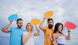 Βελτίωση των δεξιοτήτων επικοινωνίας τους Οι άνθρωποι μιλούν χρησιμοποιώντας τις λεκτικές φυσαλίδες Ευχαρίστηση επικοινωνίας ομάδ στοκ εικόνες Βελτίωση των δεξιοτήτων επικοινωνίας τους Οι άνθρωποι μιλούν χρησιμοποιώντας τις λεκτικές φυσαλίδες Ευχαρίστηση επικοινωνίας ομάδ στοκ εικόνες