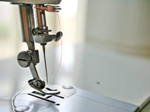 Βελόνα και νήμα μετάλλων ράβοντας μηχανών στοκ εικόνα με δικαίωμα ελεύθερης χρήσης Βελόνα και νήμα μετάλλων ράβοντας μηχανών στοκ εικόνα με δικαίωμα ελεύθερης χρήσης