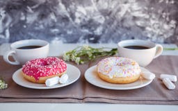 Βερνικωμένος donuts με το μαύρο καφέ στοκ εικόνα Βερνικωμένος donuts με το μαύρο καφέ στοκ εικόνα