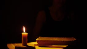 Βιβλία και κερί καπνός πυρκαγιάς Οι γυναίκες διαβάζουν τα βιβλία απόθεμα βίντεο Βιβλία και κερί καπνός πυρκαγιάς Οι γυναίκες διαβάζουν τα βιβλία απόθεμα βίντεο