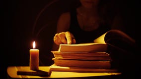 Βιβλία και κερί καπνός πυρκαγιάς Οι γυναίκες διαβάζουν τα βιβλία φιλμ μικρού μήκους Βιβλία και κερί καπνός πυρκαγιάς Οι γυναίκες διαβάζουν τα βιβλία φιλμ μικρού μήκους