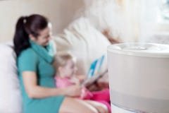 Βιβλίο ανάγνωσης μητέρων στην κόρη της στο υπόβαθρο του humidif στοκ φωτογραφίες με δικαίωμα ελεύθερης χρήσης Βιβλίο ανάγνωσης μητέρων στην κόρη της στο υπόβαθρο του humidif στοκ φωτογραφίες με δικαίωμα ελεύθερης χρήσης