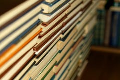 Βιβλία στη στερεά υπερχείλιση στο υπόβαθρο μιας κινηματογράφησης σε πρώτο πλάνο ραφιών στοκ εικόνες Βιβλία στη στερεά υπερχείλιση στο υπόβαθρο μιας κινηματογράφησης σε πρώτο πλάνο ραφιών στοκ εικόνες