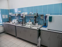 βιολογικό εργαστήριο Λήψη των δειγμάτων του ολοκληρωμένου προϊόντος στην παραγωγή στοκ φωτογραφία με δικαίωμα ελεύθερης χρήσης βιολογικό εργαστήριο Λήψη των δειγμάτων του ολοκληρωμένου προϊόντος στην παραγωγή στοκ φωτογραφία με δικαίωμα ελεύθερης χρήσης
