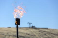 Βιομηχανία πετρελαίου καπνοδόχων καψίματος αερίου στοκ φωτογραφία με δικαίωμα ελεύθερης χρήσης Βιομηχανία πετρελαίου καπνοδόχων καψίματος αερίου στοκ φωτογραφία με δικαίωμα ελεύθερης χρήσης