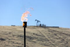 Βιομηχανία πετρελαίου καπνοδόχων καψίματος αερίου στοκ φωτογραφία Βιομηχανία πετρελαίου καπνοδόχων καψίματος αερίου στοκ φωτογραφία
