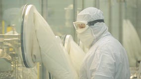 Βιομηχανία φαρμάκων Αρσενική ποιότητα επιθεώρησης βιομηχανικών εργατών των χαπιών που συσκευάζουν στο φαρμακευτικό εργοστάσιο αυτ στοκ εικόνα με δικαίωμα ελεύθερης χρήσης Βιομηχανία φαρμάκων Αρσενική ποιότητα επιθεώρησης βιομηχανικών εργατών των χαπιών που συσκευάζουν στο φαρμακευτικό εργοστάσιο αυτ στοκ εικόνα με δικαίωμα ελεύθερης χρήσης