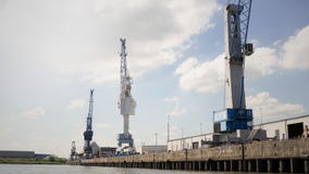 Βιομηχανικές εγκαταστάσεις με τους γερανούς πύργων και το νερό, Αμβούργο στοκ φωτογραφία με δικαίωμα ελεύθερης χρήσης Βιομηχανικές εγκαταστάσεις με τους γερανούς πύργων και το νερό, Αμβούργο στοκ φωτογραφία με δικαίωμα ελεύθερης χρήσης