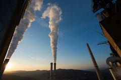 Βιομηχανικές εγκαταστάσεις παραγωγής ενέργειας στο ηλιοβασίλεμα στοκ φωτογραφία με δικαίωμα ελεύθερης χρήσης Βιομηχανικές εγκαταστάσεις παραγωγής ενέργειας στο ηλιοβασίλεμα στοκ φωτογραφία με δικαίωμα ελεύθερης χρήσης