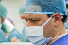 Βλέμμα του αρσενικού χειρούργου στο δωμάτιο λειτουργίας Στοκ Εικόνα Βλέμμα του αρσενικού χειρούργου στο δωμάτιο λειτουργίας Στοκ Εικόνα