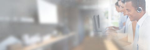 Βοηθοί εξυπηρέτησης πελατών με τις κάσκες με το φωτεινό υπόβαθρο γραφείων στοκ φωτογραφία με δικαίωμα ελεύθερης χρήσης Βοηθοί εξυπηρέτησης πελατών με τις κάσκες με το φωτεινό υπόβαθρο γραφείων στοκ φωτογραφία με δικαίωμα ελεύθερης χρήσης