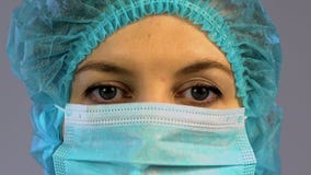 Βοηθός χειρούργων που βάζει την προστατευτική μάσκα στο πρόσωπο πριν από τη λειτουργία απόθεμα βίντεο Βοηθός χειρούργων που βάζει την προστατευτική μάσκα στο πρόσωπο πριν από τη λειτουργία απόθεμα βίντεο