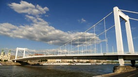 Βουδαπέστη με τη γέφυρα της Elisabeth στοκ εικόνες Βουδαπέστη με τη γέφυρα της Elisabeth στοκ εικόνες