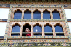 Βουδιστικός μοναχός στο Kurjey Lhakhang, Μπουτάν στοκ εικόνες Βουδιστικός μοναχός στο Kurjey Lhakhang, Μπουτάν στοκ εικόνες