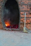 Βουδιστικό τελετουργικό τα κακά πνεύματα μέσω της έκρηξης firecrackers κοντά στο ναό στοκ φωτογραφία με δικαίωμα ελεύθερης χρήσης Βουδιστικό τελετουργικό τα κακά πνεύματα μέσω της έκρηξης firecrackers κοντά στο ναό στοκ φωτογραφία με δικαίωμα ελεύθερης χρήσης