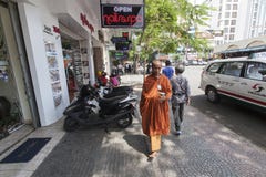 Βουδιστικός μοναχός στην οδό του Ho Chi Minh στοκ φωτογραφία Βουδιστικός μοναχός στην οδό του Ho Chi Minh στοκ φωτογραφία