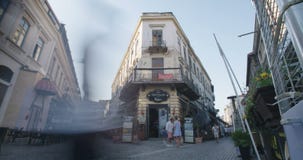 ΒΟΥΚΟΥΡΕΣΤΙ, ΡΟΥΜΑΝΙΑ - 4 ΑΥΓΟΎΣΤΟΥ 2017: Χρονικό σφάλμα των τουριστών στην παλαιά πόλη απόθεμα βίντεο ΒΟΥΚΟΥΡΕΣΤΙ, ΡΟΥΜΑΝΙΑ - 4 ΑΥΓΟΎΣΤΟΥ 2017: Χρονικό σφάλμα των τουριστών στην παλαιά πόλη απόθεμα βίντεο
