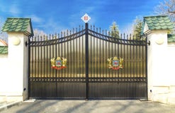 ΒΟΥΚΟΥΡΕΣΤΙ, ΡΟΥΜΑΝΙΑ - 13 Μαρτίου: Πόρτα μετάλλων με την κάλυψη των όπλων της ρουμανικής Ορθόδοξης Εκκλησίας στοκ εικόνα με δικαίωμα ελεύθερης χρήσης ΒΟΥΚΟΥΡΕΣΤΙ, ΡΟΥΜΑΝΙΑ - 13 Μαρτίου: Πόρτα μετάλλων με την κάλυψη των όπλων της ρουμανικής Ορθόδοξης Εκκλησίας στοκ εικόνα με δικαίωμα ελεύθερης χρήσης