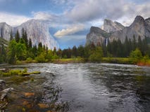 Βουνά κοιλάδων Yosemite, αμερικανικά εθνικά πάρκα στοκ φωτογραφία Βουνά κοιλάδων Yosemite, αμερικανικά εθνικά πάρκα στοκ φωτογραφία