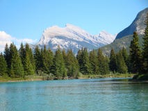 Βουνό Rundle από το εθνικό πάρκο Banff ποταμών τόξων στοκ φωτογραφία με δικαίωμα ελεύθερης χρήσης Βουνό Rundle από το εθνικό πάρκο Banff ποταμών τόξων στοκ φωτογραφία με δικαίωμα ελεύθερης χρήσης