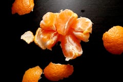 Βουρτσισμένο tangerine σε ένα μαύρο υπόβαθρο Χρήσιμα εσπεριδοειδή στοκ εικόνα με δικαίωμα ελεύθερης χρήσης Βουρτσισμένο tangerine σε ένα μαύρο υπόβαθρο Χρήσιμα εσπεριδοειδή στοκ εικόνα με δικαίωμα ελεύθερης χρήσης