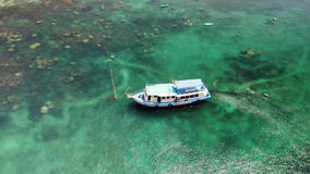 Βουτήξτε βάρκες με τον εξοπλισμό στη θάλασσα Η μηχανή βουτά βάρκες με τον εξοπλισμό και δεξαμενές που επιπλέουν στο μπλε θαλάσσιο φιλμ μικρού μήκους Βουτήξτε βάρκες με τον εξοπλισμό στη θάλασσα Η μηχανή βουτά βάρκες με τον εξοπλισμό και δεξαμενές που επιπλέουν στο μπλε θαλάσσιο φιλμ μικρού μήκους