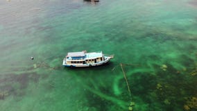 Βουτήξτε βάρκες με τον εξοπλισμό στη θάλασσα Η μηχανή βουτά βάρκες με τον εξοπλισμό και δεξαμενές που επιπλέουν στο μπλε θαλάσσιο απόθεμα βίντεο Βουτήξτε βάρκες με τον εξοπλισμό στη θάλασσα Η μηχανή βουτά βάρκες με τον εξοπλισμό και δεξαμενές που επιπλέουν στο μπλε θαλάσσιο απόθεμα βίντεο