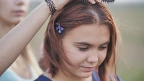 Βούρτσα δύο 16χρονη φίλων μεταξύ τους έξω με μια χτένα απόθεμα βίντεο Βούρτσα δύο 16χρονη φίλων μεταξύ τους έξω με μια χτένα απόθεμα βίντεο