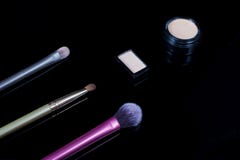 Βούρτσες Makeup στο μαύρο υπόβαθρο Καλλυντικά, μόδα, ομορφιά, γοητεία Εξαρτήματα για τη σκιά ματιών καλλιτεχνών σύνθεσης, conceal στοκ εικόνες με δικαίωμα ελεύθερης χρήσης Βούρτσες Makeup στο μαύρο υπόβαθρο Καλλυντικά, μόδα, ομορφιά, γοητεία Εξαρτήματα για τη σκιά ματιών καλλιτεχνών σύνθεσης, conceal στοκ εικόνες με δικαίωμα ελεύθερης χρήσης