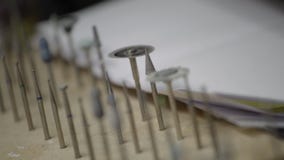 Βράση που πυροβολείται των οδοντικών εργαλείων τεχνικών στο εργαστήριο Επαγγελματικά εργαλεία εργασίας στην οδοντική κλινική: μύλ φιλμ μικρού μήκους Βράση που πυροβολείται των οδοντικών εργαλείων τεχνικών στο εργαστήριο Επαγγελματικά εργαλεία εργασίας στην οδοντική κλινική: μύλ φιλμ μικρού μήκους