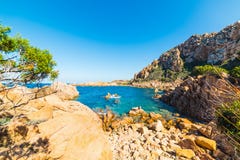 Βράχοι και εγκαταστάσεις στη Σαρδηνία Στοκ εικόνα με δικαίωμα ελεύθερης χρήσης Βράχοι και εγκαταστάσεις στη Σαρδηνία Στοκ εικόνα με δικαίωμα ελεύθερης χρήσης