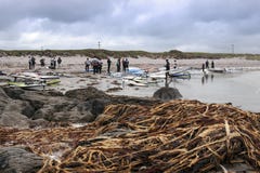 Βράχοι και φύκι Windsurfers στοκ εικόνα Βράχοι και φύκι Windsurfers στοκ εικόνα