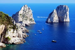 βράχοι νησιών faraglioni capri Στοκ φωτογραφίες με δικαίωμα ελεύθερης χρήσης βράχοι νησιών faraglioni capri Στοκ φωτογραφίες με δικαίωμα ελεύθερης χρήσης