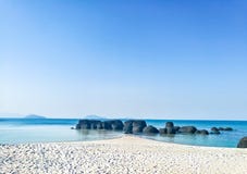 Βράχος στην παραλία στη θάλασσα στην Ταϊλάνδη στοκ εικόνες με δικαίωμα ελεύθερης χρήσης Βράχος στην παραλία στη θάλασσα στην Ταϊλάνδη στοκ εικόνες με δικαίωμα ελεύθερης χρήσης