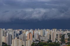 Βρέχει πολύ ισχυρός στην πόλη του Σάο Πάολο, Βραζιλία στοκ εικόνα Βρέχει πολύ ισχυρός στην πόλη του Σάο Πάολο, Βραζιλία στοκ εικόνα